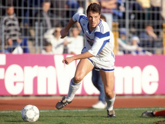 Schnell mit Ball: Rainer Schütterle stürmte 1989 kurz vor dem Mauerfall bei einem Freundschaftsspiel in Leipzig für den KSC. 