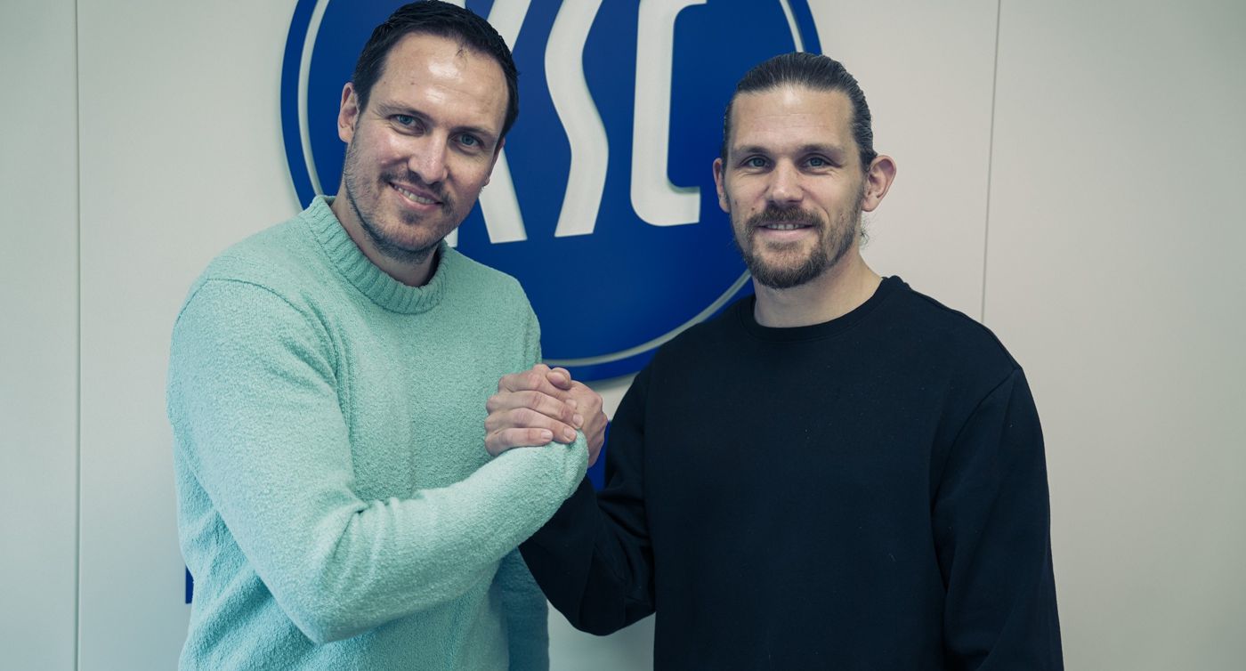 Rechtsverteidiger Sebastian Jung (rechts) hat seinen Vertrag beim KSC verlängert, zur Freude von Sebastian Freis.