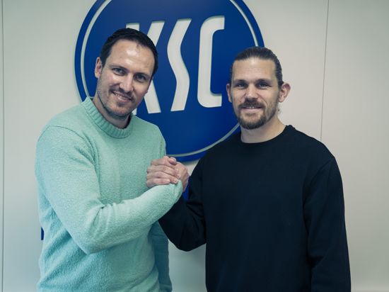 Rechtsverteidiger Sebastian Jung (rechts) hat seinen Vertrag beim KSC verlängert, zur Freude von Sebastian Freis.