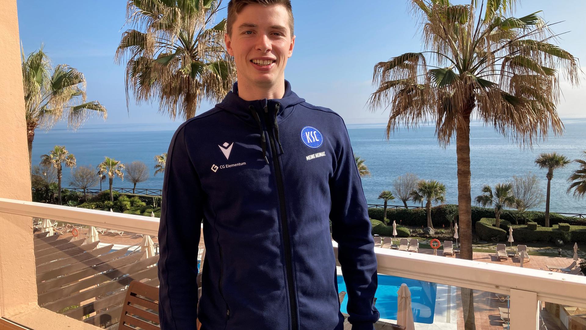 Zwischen den Trainingseinheiten: Der finnische Nationalspieler Daniel O´Shaughnessy zeigt sich am Montag auf der Terrasse des Gran Elba Hotel in Estepona. 