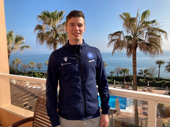 Zwischen den Trainingseinheiten: Der finnische Nationalspieler Daniel O´Shaughnessy zeigt sich am Montag auf der Terrasse des Gran Elba Hotel in Estepona. 