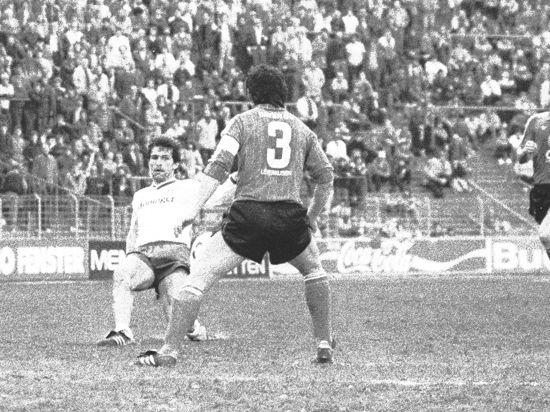 Aus der Klinik auf den Platz: Klaus Theiss am 30. März 1985 im Bundesligaspiel des Karlsruher SC gegen Bayer Leverkusen im Wildparkstadion. 