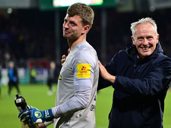 Ungewohnte Aufmerksamkeit: SC Freiburgs Ersatztorwart Benjamin Uphoff wird am 26. Oktober als Elfmeter-Held im DFB-Pokal auch von seinem Trainer Christian Streich gefeiert. 