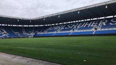 Der neu ausgerollte Rasen im Wildparkstadion wird in diesem Jahr noch dreimal bespielt werden, ein letztes Mal dann eine Woche vor Heiligabend von den Akteuren des KSC und des SV Elversberg. 