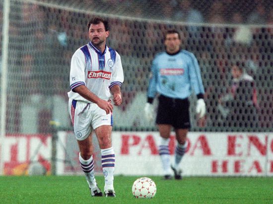 Schmerz befreit für 90 Minuten: Michael Wittwer lässt sich am 29. Oktober 1996 trotz doppeltem Bänderriss das Europapokalspiel gegen AS Rom nicht entgehen. 