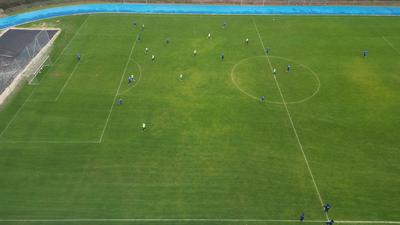 Das Drohnen-Bild: Dem Trainerteam liefern die Bilder von der Draufsicht auf das Spielverhalten der KSC-Profis wichtige Möglichkeiten der Visualisierung von Korrekturwünschen.  