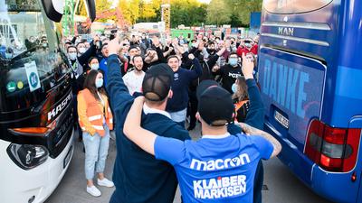 Begegnung mit Fans: Philipp Hofmann und Markus Kuster zeigen sich nach dem Ausstieg aus dem Bus vor dem Wildparkstadion den auf die Mannschaft wartenden Anhängern. 