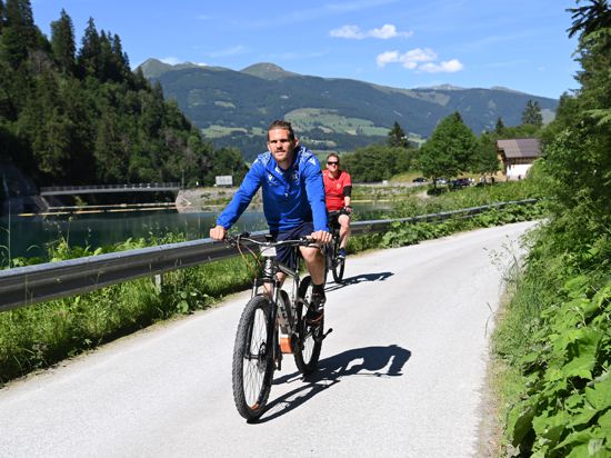 Mit dem E-Bike ins Tal: KSC-Abwehrspieler Sebastian Jung unternahm mit seinen Mitspielern am Dienstagnachmittag einen Ausflug. 