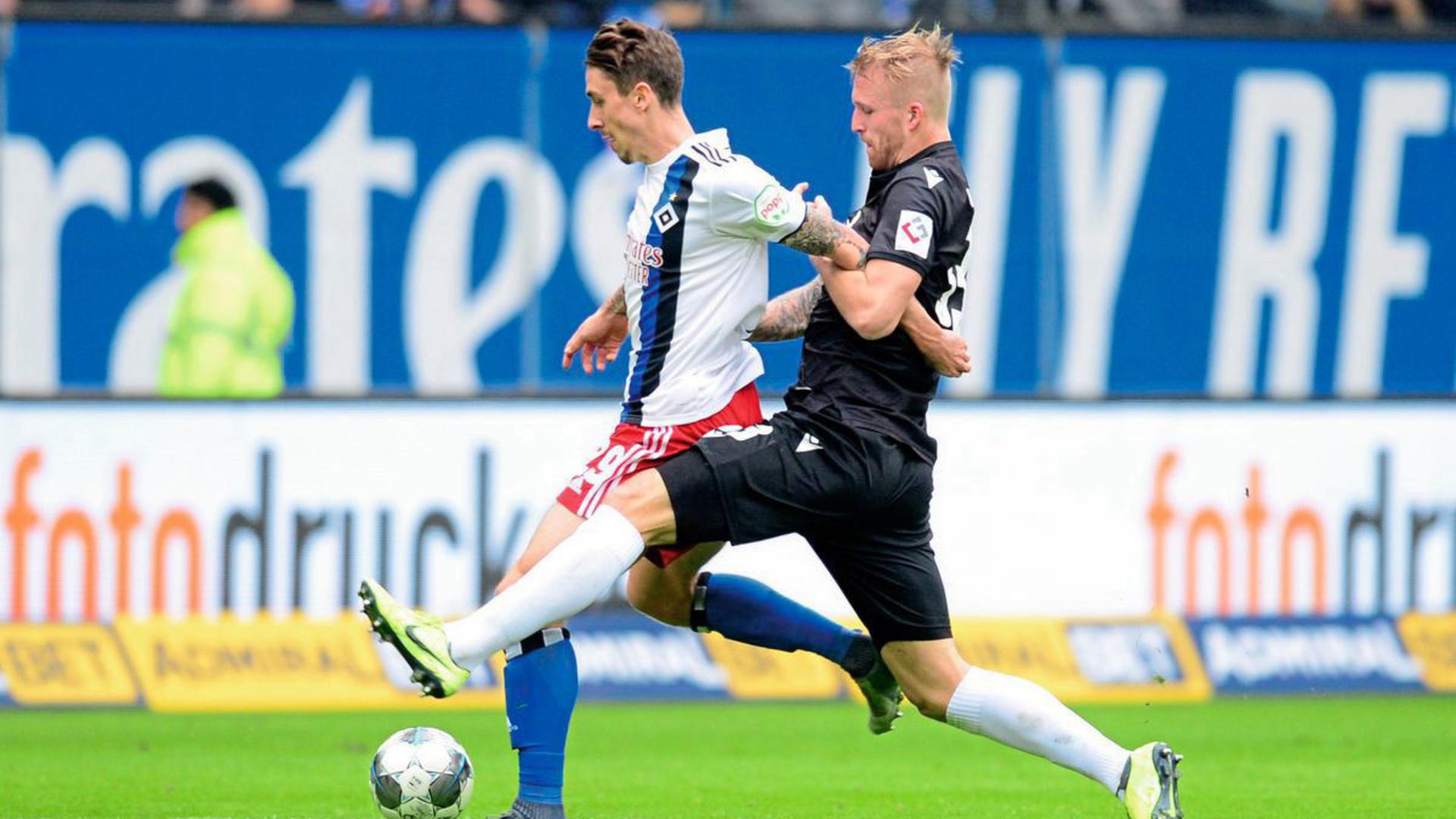 Hamburgs Adrian Fein (l) und Karlsruhes Philipp Hofmann kämpfen um den Ball. Trotz Kampf hat der KSC verloren.