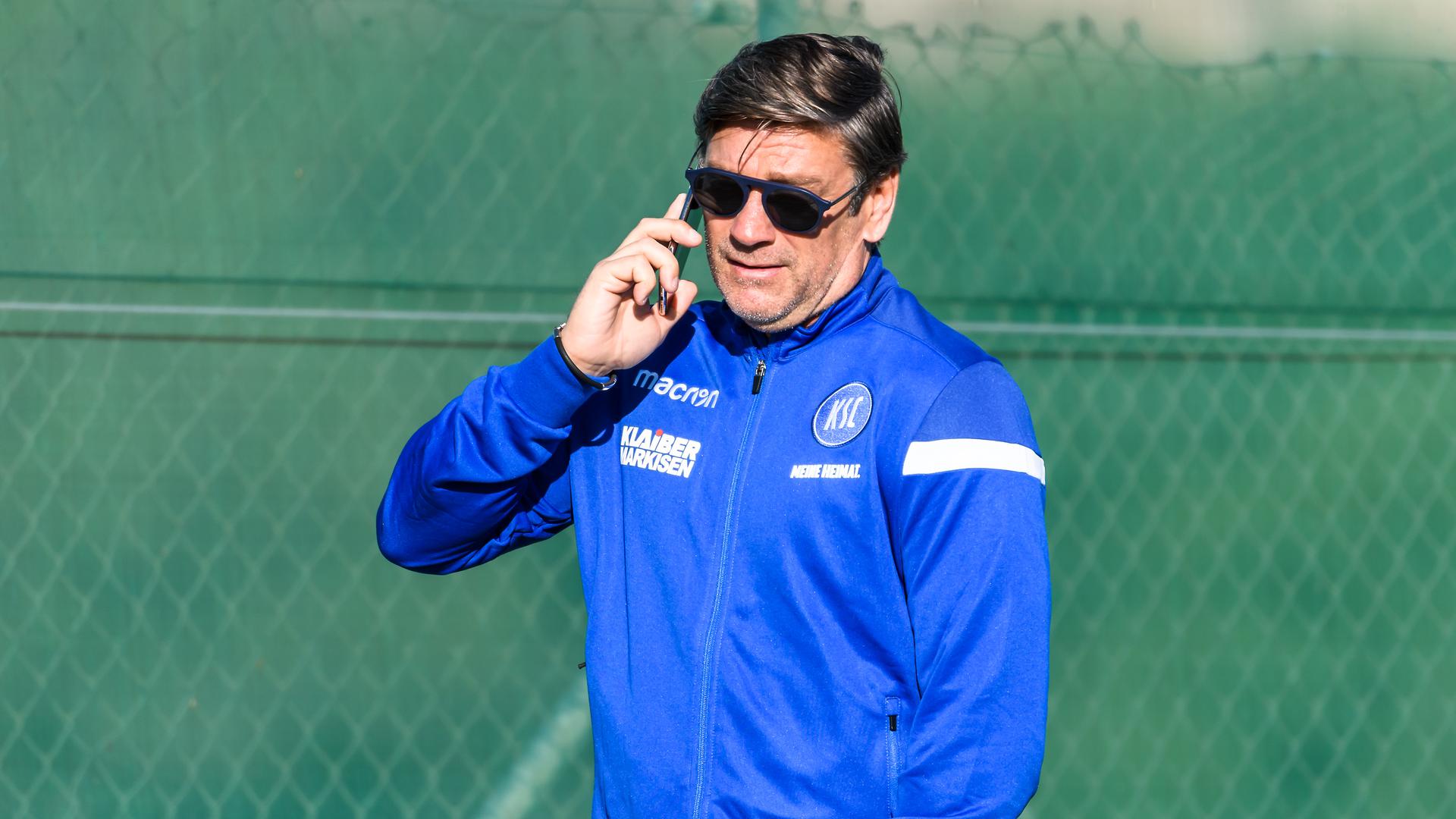 KSC-Sportdirektor Oliver Kreuzer hängt am Telefon.