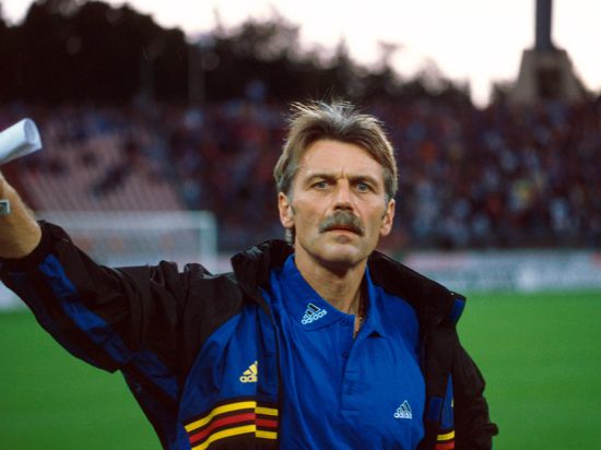 Trauer um einen Fußballverrückten: Rainer Ulrich als Cheftrainer beim KSC in der Saison 1998/1999. 