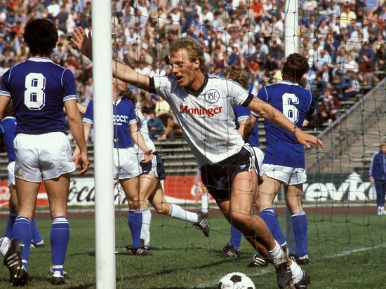 Jubelmomente in der Bundesliga: Der KSC-Stürmer Michael Künast erzielt am 28. April 1984 beim 3:3 der Karlsruher beim FC Schalke 04 zwei Treffer. 