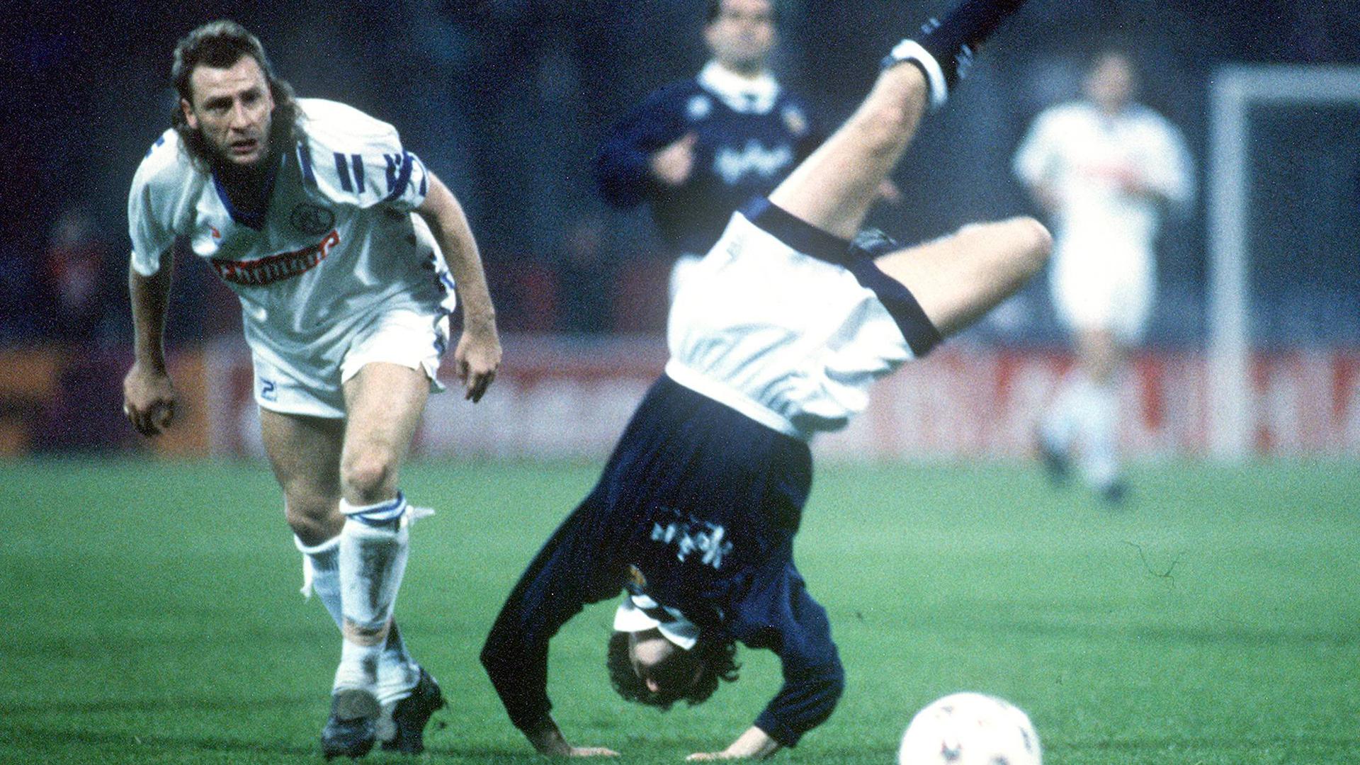 Fels in der Brandung: Wolfgang Rolff (links) im Uefa-Pokalspiel gegen Valencia, in dem der KSC am 2. November 1993 mit einem 7:0 europaweit für Furore sorgte. 