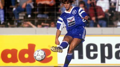 Derby-Einsatz gegen den VfB: Mehmet Scholl im KSC-Trikot am 7. September 1990 beim 2:2 gegen die Schwaben. 