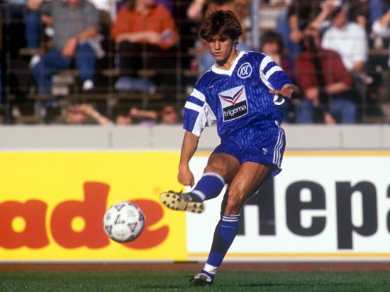 Derby-Einsatz gegen den VfB: Mehmet Scholl im KSC-Trikot am 7. September 1990 beim 2:2 gegen die Schwaben. 