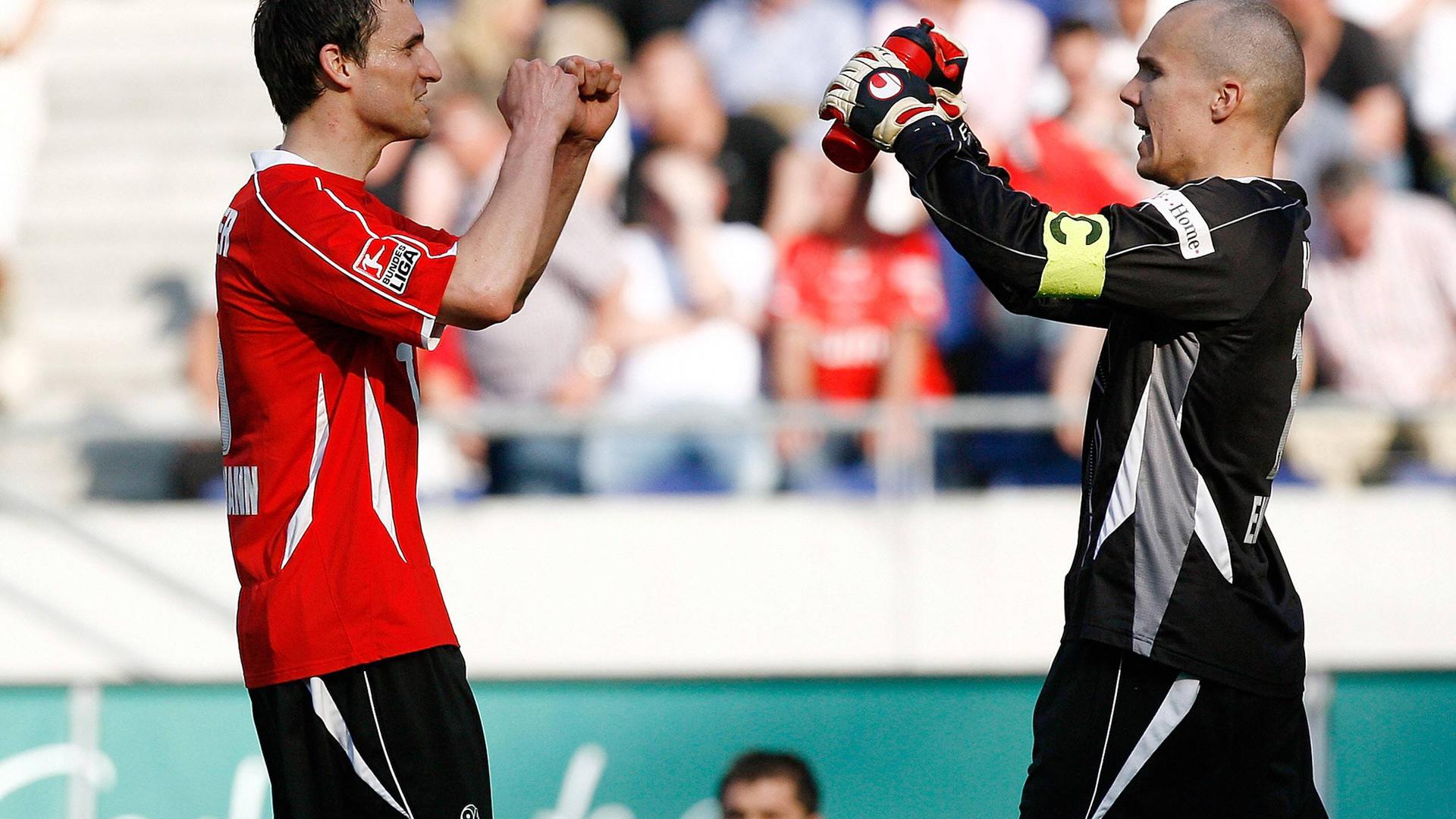 Mannschaftskollegen bei Hannover 96: Robert Enke und Mario Eggimann (links), der vom KSC zu den Niedersachsen gewechselt war, klatschen einander ab. 