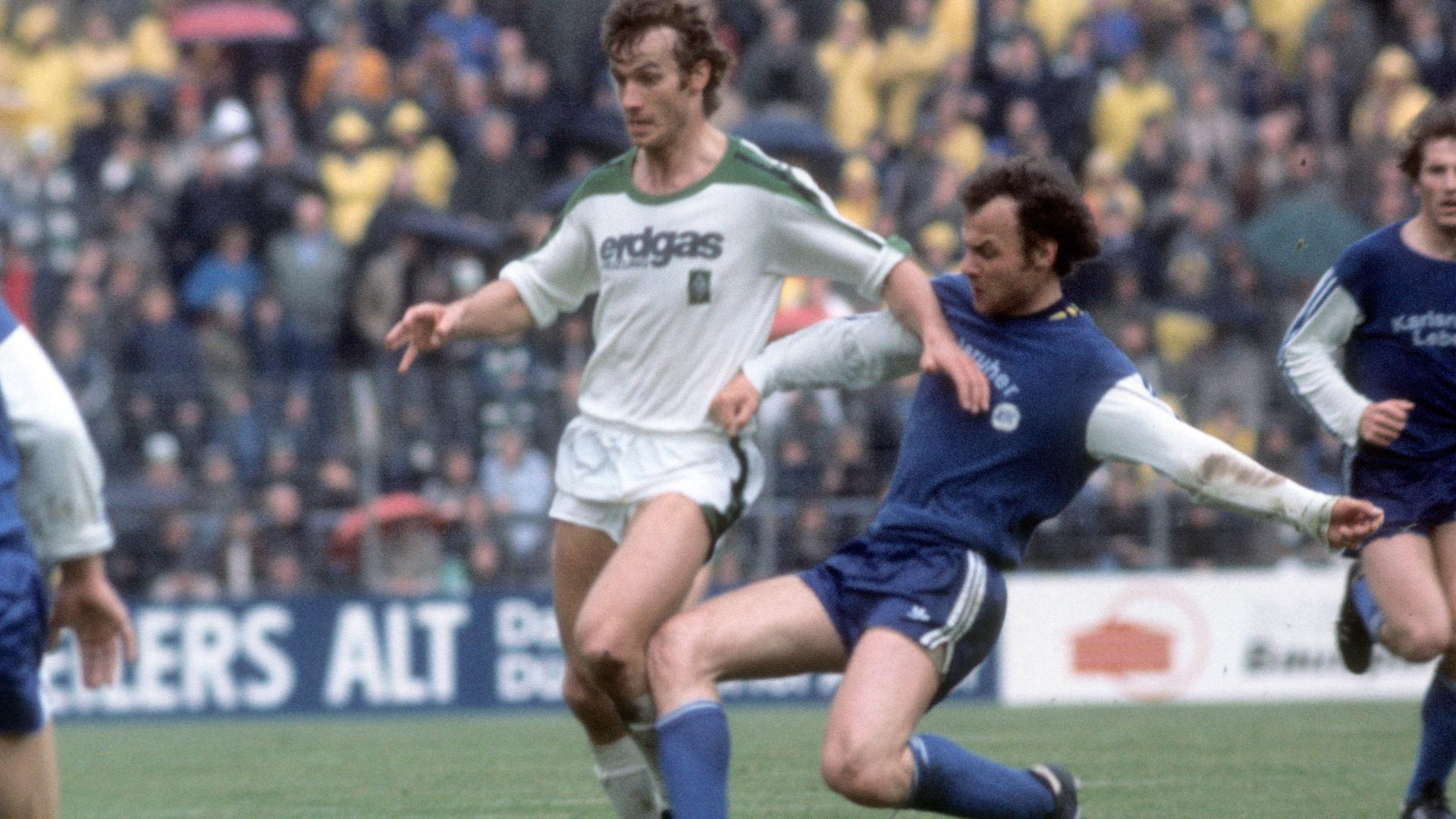 Duelle mit Weltmeistern: Martin Kübler (rechts) stört im Bundesligaspiel des KSC gegen Gladbach am 14. Mai 1977 den ballführenden Rainer Bonhof.