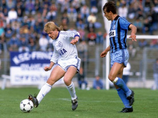 Abwehr-Schaffer: Gunther Metz (links) in seiner zweiten Saison für den KSC. Im Spiel gegen Waldhof Mannheim trennt er sich am 29. April 1988 vor dem angreifenden Damir Buric vom Ball. 