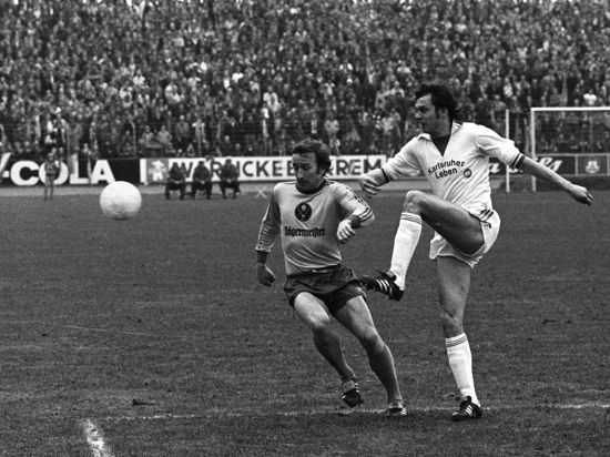 Vom KSC zu den Bayern: Norbert Janzon, der den Ball vor dem Braunschweiger Wolfgang Grzb weiterspielt, erzielt beim 3:3 am 19. März 1977 gegen die Eintracht zwei der drei KSC-Tore. 