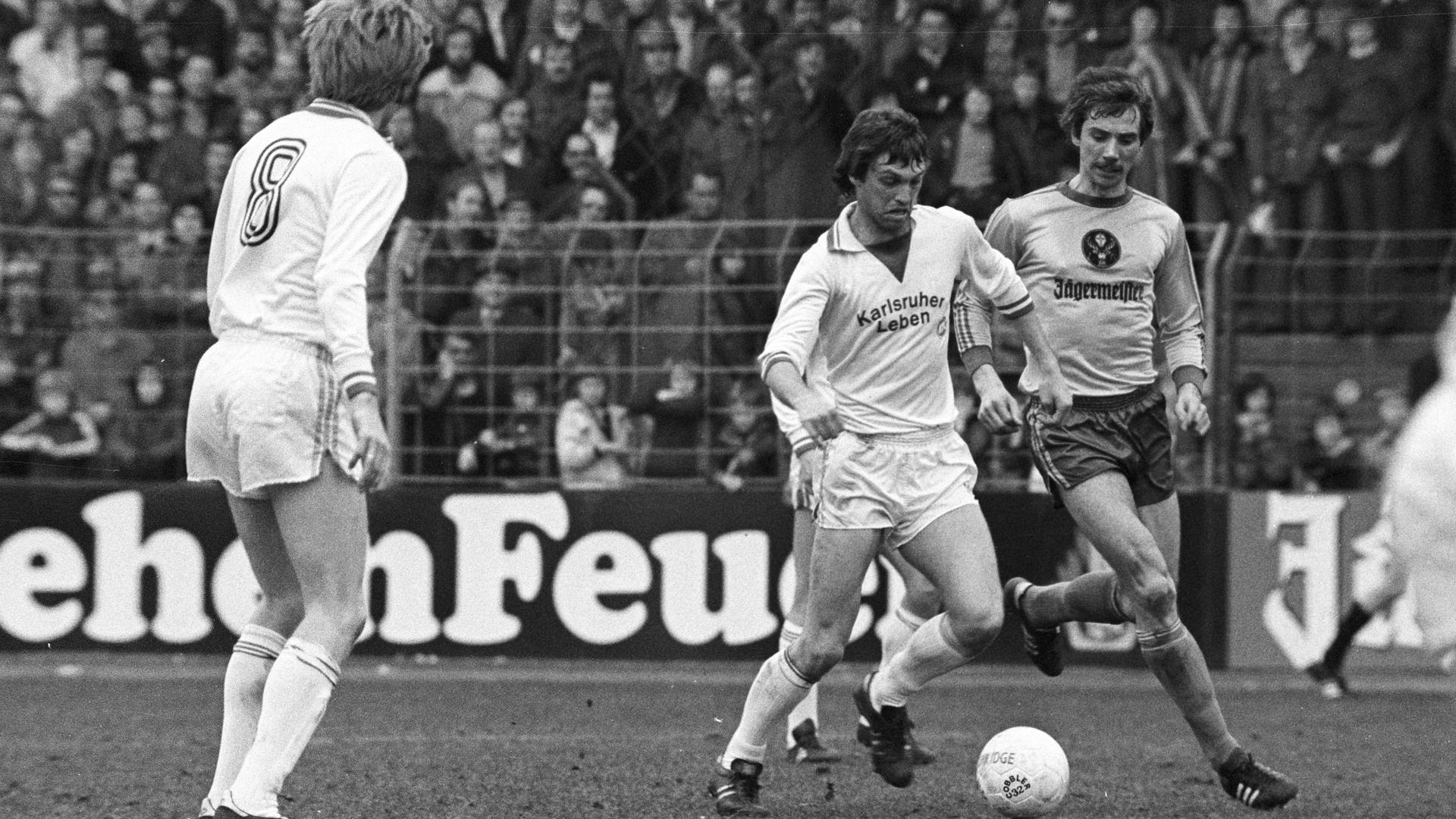 Eine Saison Bundesliga: Die erlebte der spätere Meisterspieler Kurt Niedermayer (am Ball) mit dem KSC in der Saison 1976/1977, hier am 19. März in der Partie gegen Eintracht Braunschweig. 