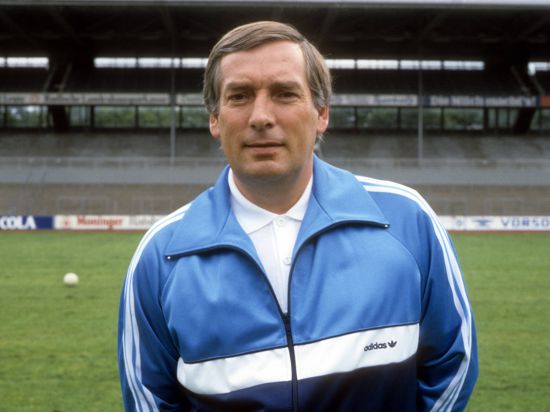 Mit dem KSC in der Bundesliga: Manfred Krafft beim offiziellen Fototermin des KSC im Juli 1981. 