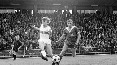 Der späte Eisenfuß: Der KSC-Verteidiger Peter Kossmann kann am 20. Mai 1967 im mit 0:2 verlorenen Bundesligaspiel beim VfB Stuttgart das Abspiel von Gilbert Gress nicht mehr unterbinden. 