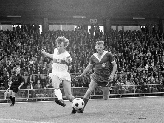 Der späte Eisenfuß: Der KSC-Verteidiger Peter Kossmann kann am 20. Mai 1967 im mit 0:2 verlorenen Bundesligaspiel beim VfB Stuttgart das Abspiel von Gilbert Gress nicht mehr unterbinden. 