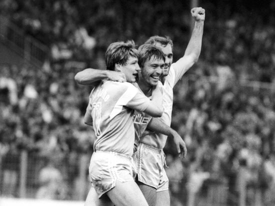 Aufsteiger des KSC von 1987: Die Mannschaft um Srecko Bogdan (links) und Arno Glesius packte dank einer Siegesserie, wie ihn nun der FC St. Pauli wiederholt, noch den Aufstieg. 