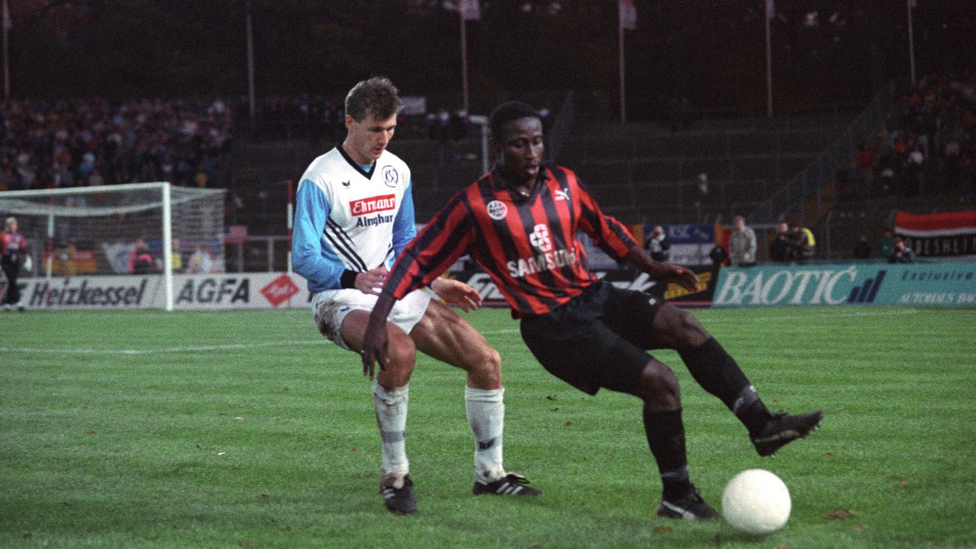 Gegen die Besten im Westen: Burkhard Reich wartet am 9. November 1993 im Spiel gegen Frankfurt auf den nähsten Haken der Eintracht-Stürmer Anthony Yeboah. 