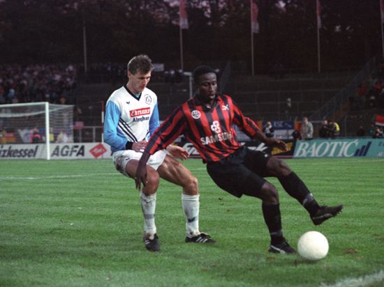 Gegen die Besten im Westen: Burkhard Reich wartet am 9. November 1993 im Spiel gegen Frankfurt auf den nähsten Haken der Eintracht-Stürmer Anthony Yeboah. 
