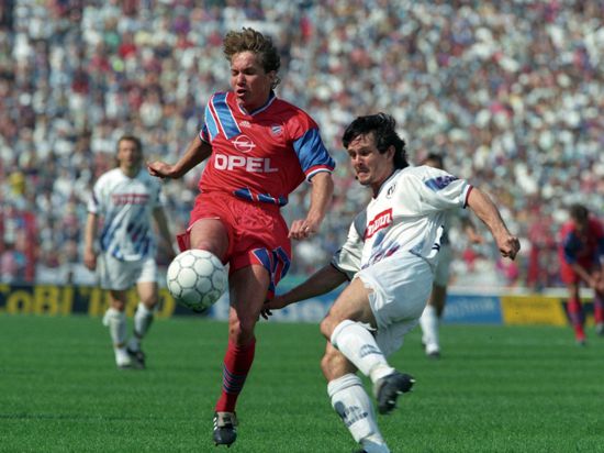 Abgelaufen: Dirk Schuster kommt am 29. April 1994 im Heimspiel gegen den FC Bayern vor dem Ex-Karlsruher Michael Sternkopf an den Ball. 