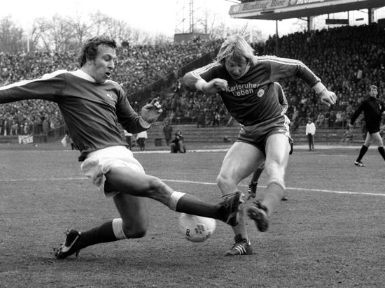 Däne mit Meinung und Torriecher: Ove Flindt Bjerg (rechts) flankt am 8. März 1976 den Ball nach innen, ohne dass ihn der Bremer Horst-Dieter Höttges noch daran hindern kann. 