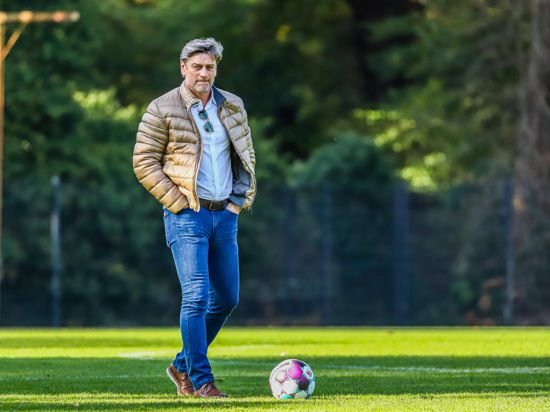 Weiter für den KSC am Ball: Sportgeschäftsführer Oliver Kreuzer schmiedet keine Bundesliga-Pläne und propagiert die Demut im Verein. 