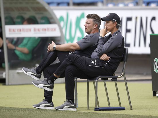 Nach Hause zurück: Paderborns Cheftrainer Lukas Kwasniok und sein Assistenten Frank Fröhling (rechts) freuen sich auf das Gastspiel am Sonntag an vertrauter Karlsruher Zieladresse.  