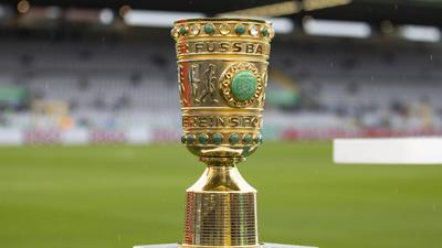 Objekt der Begierde: Den DFB-Pokal schnappt sich der Club, der in diesem Wettbewerb noch fünf Siege aneinanderreiht.
