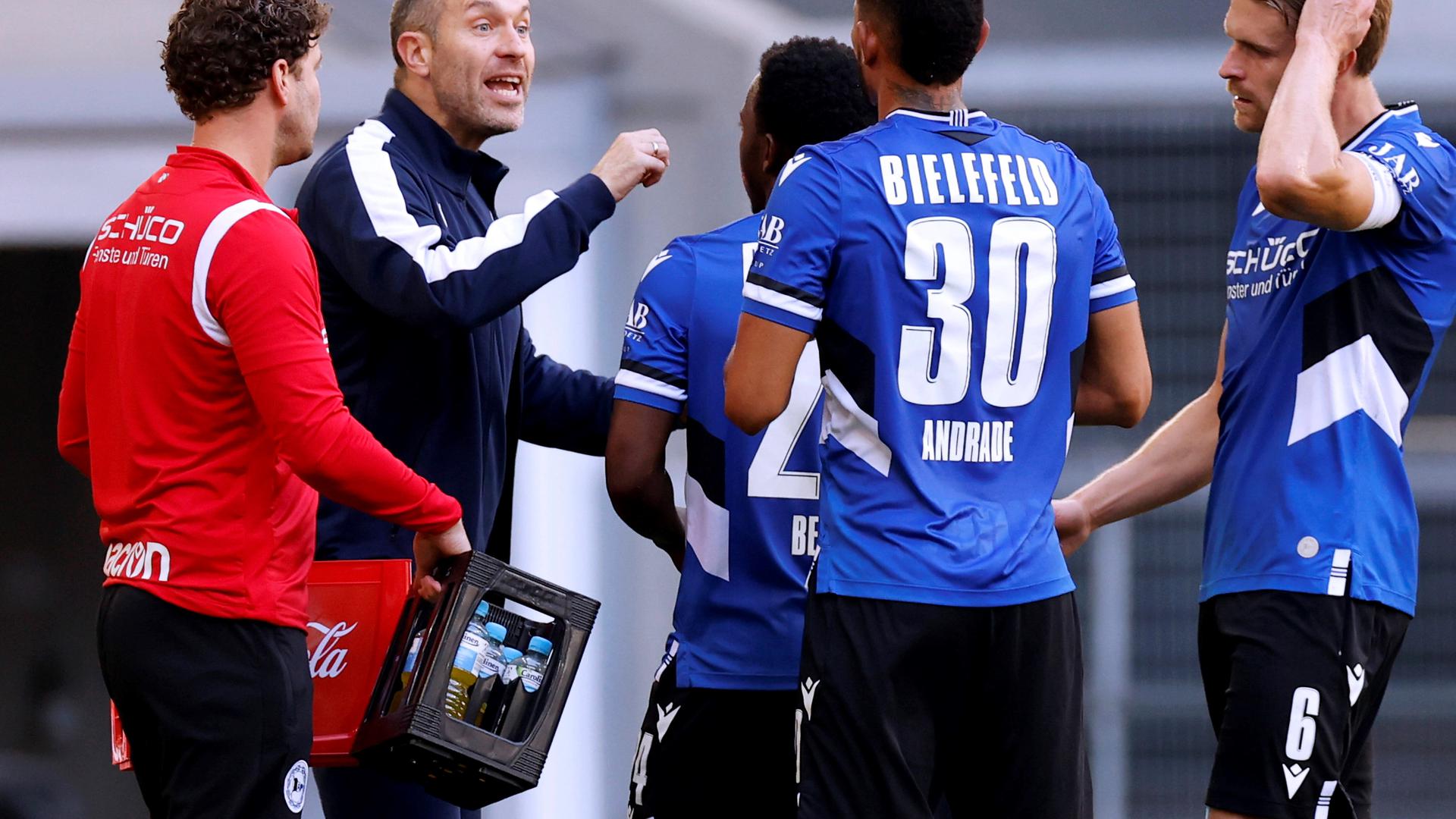 Viel zu tun, vieles zu besprechen: Arminia Bielefelds Trainer 
Daniel Scherning  mit Kapitän Oliver Hüsing und Andrés Andrade. 