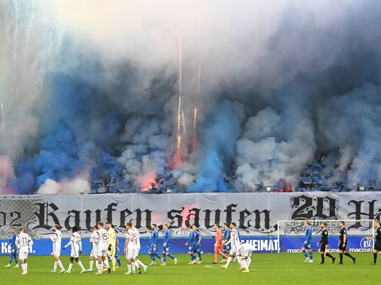 Unschöne Begleitumstände: Der Pyro-Exzess beim KSC-Heimspiel gegen St. Pauli wirkt bis heute nach.