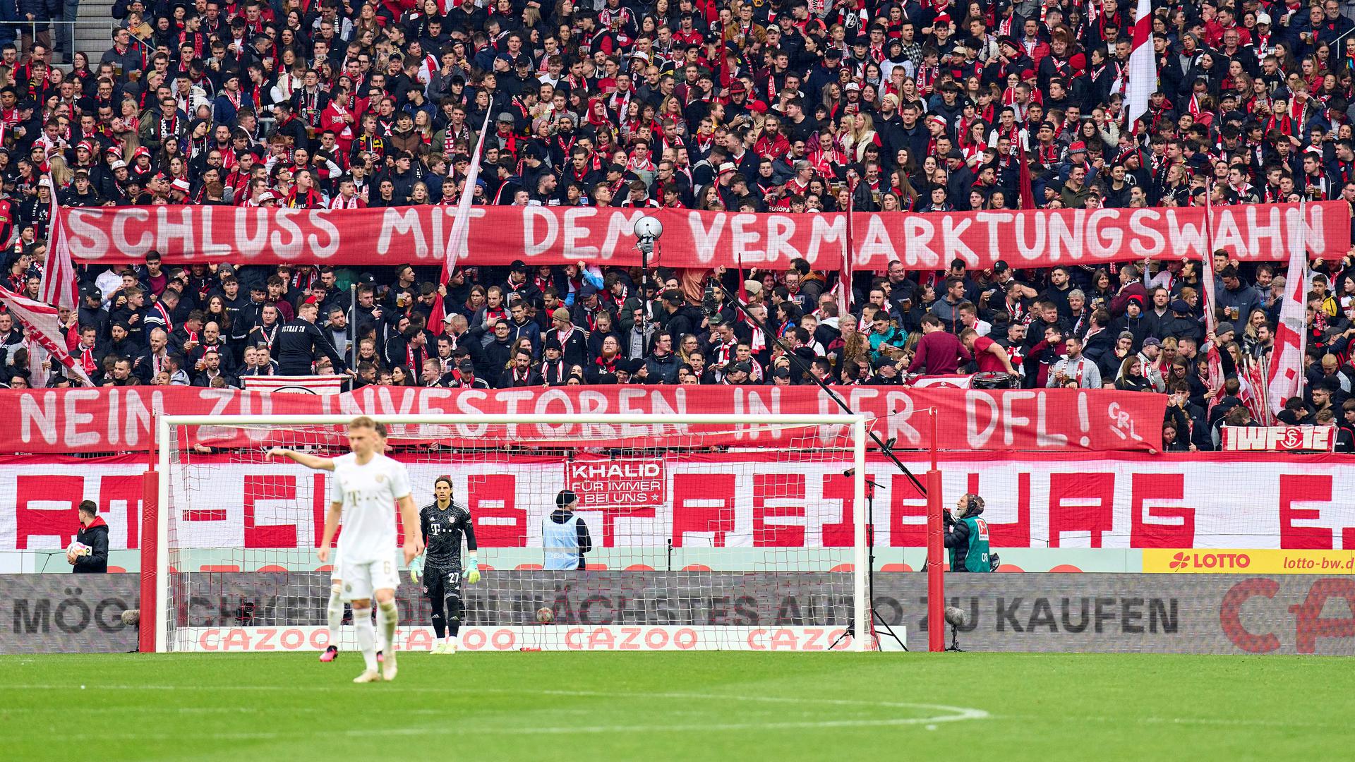 Protestaktionen gegen DFL-Pläne: In den Fan-Kurven wie hier in Freiburg beim Spiel gegen Bayern München ist die Abneigung gegenüber einem Investor groß. 
