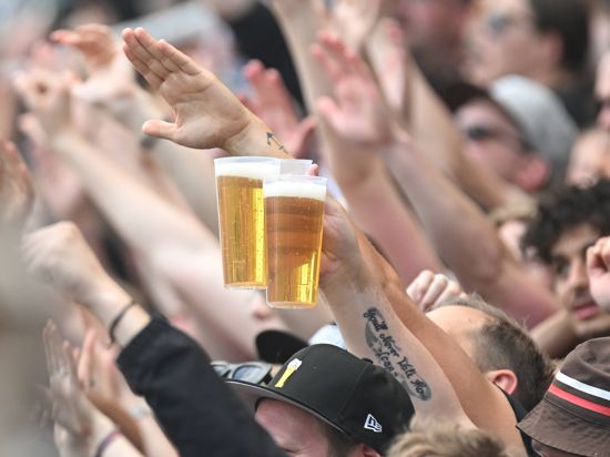 Alkohol und Fußball gehört nicht nur in der Kurve für manche Fans zusammen. Der VfB Stuttgart hat die Promillegrenze für den Stadionzugang abgesenkt. 