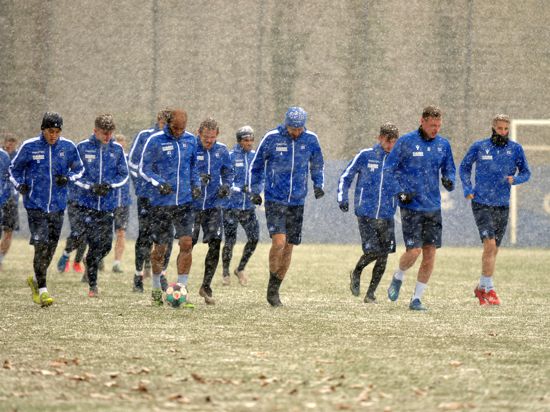 Schneetreiben bei Trainingsbeginn: Die Profis des Karlsruher SC bei ihrer Nachmittagseinheit am Dienstag im Jugendstadion.