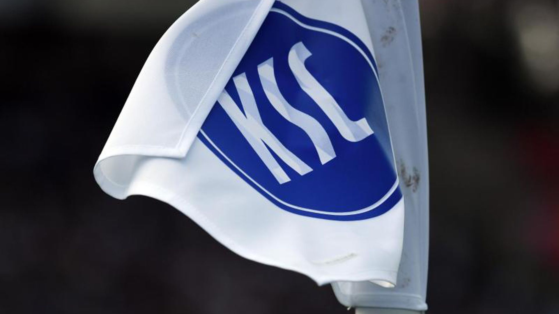 Eine Eckballfahne trägt das KSC Logo