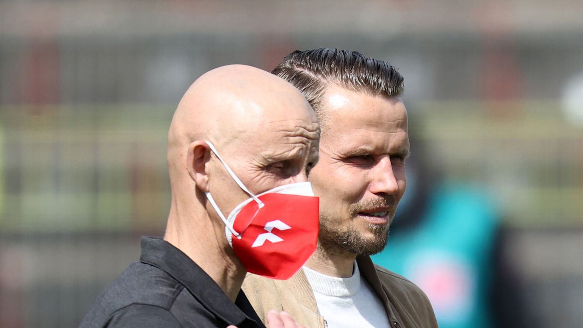Der Würzburger Trainer Ralf Santelli (l) und der Würzburger Sportvorstand Sebastian Schuppan.