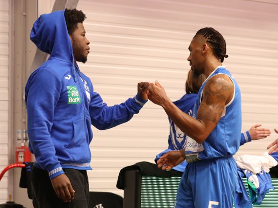 KC Ross-Miller (PS Karlsruhe Lions ) Gregory Clay Foster (5, PS Karlsruhe Lions ) klatschen nach Spielende ab