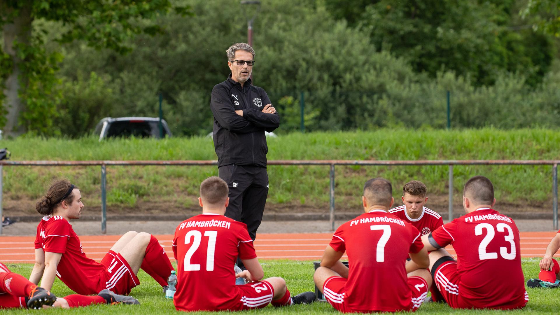 Motivator: Hambrückens Trainer Sakib Nadarevic stellt sein Team auf die Saison ein.