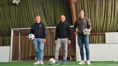 Immer am Ball: Vater Andreas (Mitte) ist Trainer im Nachwuchsbereich der TSG Hoffenheim während seine beiden Söhne Valentin (links) und Emilian in der Regionalliga aktiv sind.