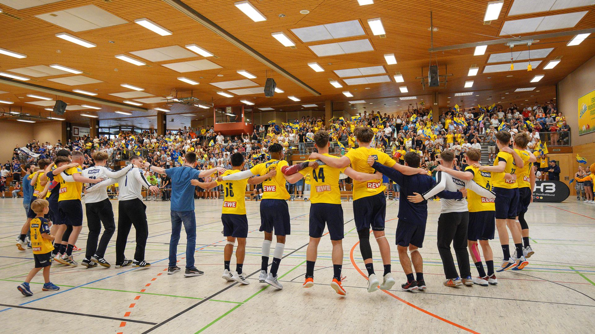 Ein Team, ein Ziel: Im Juni feierte die B-Jugend der Rhein-Neckar Löwen den deutschen Meistertitel in der vollbesetzten Stadthalle Östringen. Es war der dritte Titel der Junglöwen in dieser Saison.