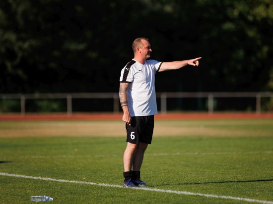 An der Seitenlinie: Andreas Bronner coacht den FV Ubstadt von draußen, auch wenn er regelmäßig noch auf dem Spielberichtsbogen auftaucht.