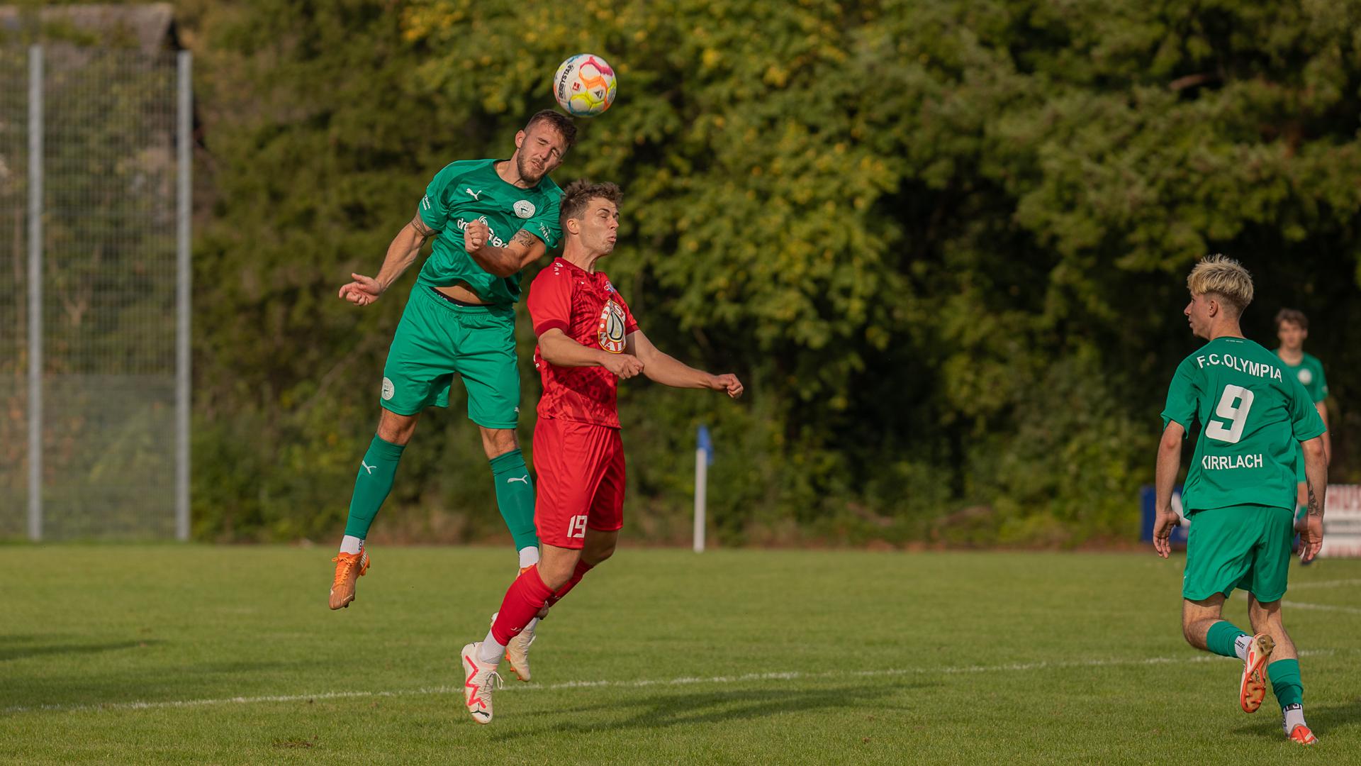 Leandro Hellriegel (Mitte, rotes Trikot) erkämpfte sich nach seinem Wechsel zu Landesligist FC Heidelsheim einen Stammplatz. 