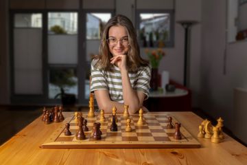 Rebecca Doll aus Untergrombach liebt das Spiel mit den Schachfiguren. Mit der OSG Baden-Baden wurde sie Mannschaftsmeisterin. Mittlerweile spielt die 18-Jährige für die Karlsruher Schachfreunde. 