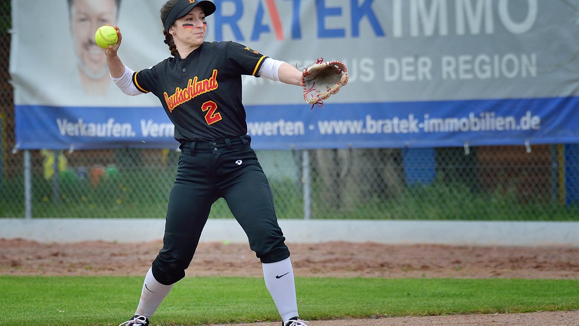 Wurfstark im Nationaldress: Softballerin Lisa Delay von den Cougars Karlsruhe steht vor ihrer dritten EM-Teilnahme.